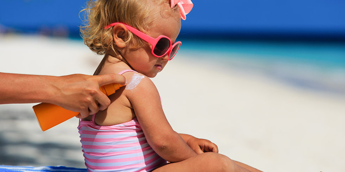 Smeren maar! Alles over zonnecrèmes voor baby’s.